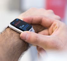 Apple Watch 4 displays ECG to diagnose a heart problem
