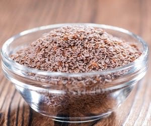 Bowl of psyllium husks, an excellent source of dietary fiber, to help you get off a PPI