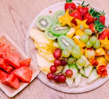 fruit platter with watermelon, grapes, kiwi, pineapple, honeydew, starfruit, strawberries could make your throat itch if you have OAS